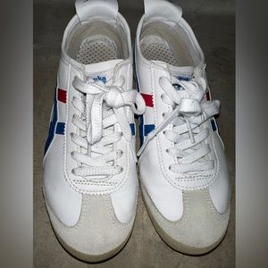 Women US size 5, Euro 37.5 shoes. I wear size 6-6.5 US.